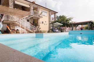 Casa con piscina e quattro unità abitative, vicino a Fasana