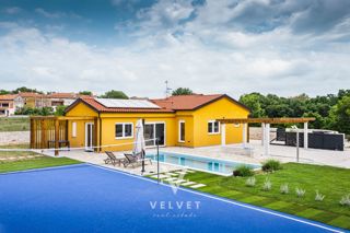 Casa al piano terra con piscina e campo da pallavolo, vicino a Svetvincenat