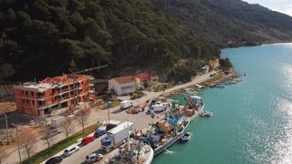 Labin, dintorni, appartamento 1a fila al mare