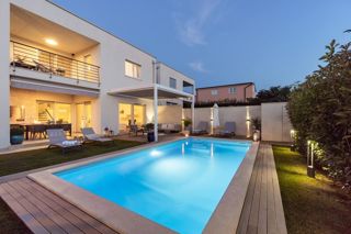 Villa moderna con piscina, vicino a Novigrad