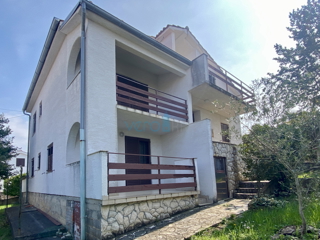 Njivice, isola di Krk, casa indipendente con giardino e vista mare, vendita