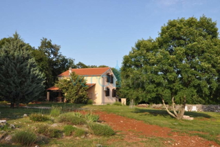 Isola di Krk, Vrbnik, dintorni, Casa indipendente su ampio terreno immersa nel verde e nella tranquillità, in vendita