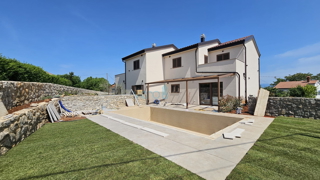 Isola di Krk, città di Krk, zona circostante, casa bifamiliare di nuova costruzione con piscina, giardino, vendita