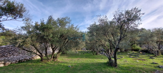 Città di Krk, terreno edificabile a 150 m dal mare per uso turistico-ricettivo, vendita