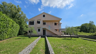 Isola di Krk, Dobrinj, casa bifamiliare con due appartamenti 130m2, giardino 300m2, vendita