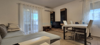 Baia Soline, isola di Krk, appartamento con due camere, piano terra, ampio giardino, vendita