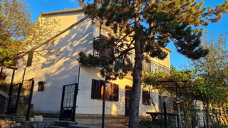 Senj, periferia, casa familiare di 150 m2 su un terreno di 1000 m2, vista mare, in vendita