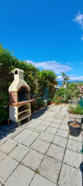 Uvala Soline, isola di Krk, appartamento su due livelli di 89 m2 con vista mare e giardino