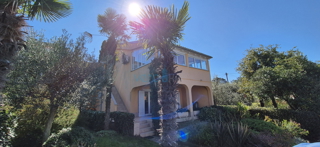 Malinska, isola di Krk, casa doppia con vista, giardino, vicinanza al mare, vendita