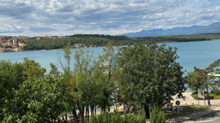 Isola di Krk, baia di Soline, appartamento con due camere, 50 m dal mare, vista, in vendita