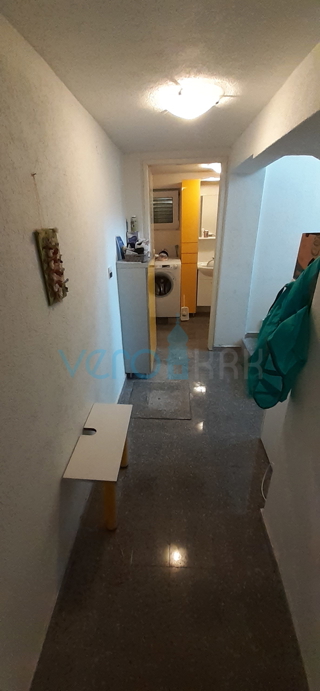 Isola di Krk, città di Krk, casa a schiera doppia con tre appartamenti a 400 m dal mare