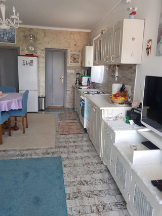 Malinska, dintorni, appartamento 50 m2 con vista, cortile 80 m dalla spiaggia, in vendita