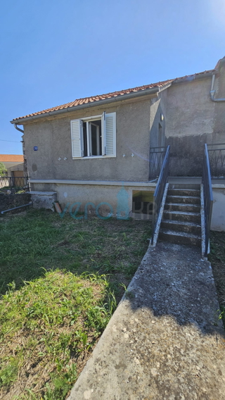 Isola di Krk, città di Krk, ampia zona circostante, casa in pietra ristrutturata a schiera finale, vista parziale sul mare, vendita