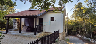 Isola di Krk, Dobrinj, periferia, casa prefabbricata indipendente con giardino