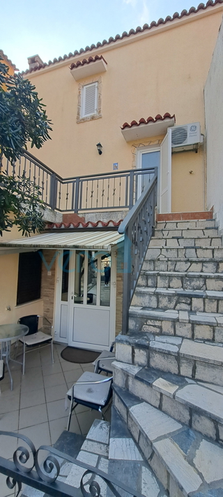 Omišalj, centro, casa a schiera in pietra 130 m2, terrazza, parcheggio, vendita