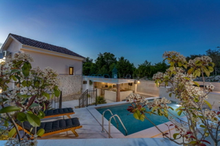 Malinska, periferia, Casa indipendente con piscina riscaldata e vista, vendita