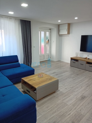 Omisalj, isola di Krk, centro storico, casa in pietra a schiera con giardino, vendita