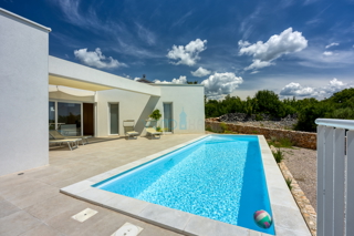 Isola di Krk, città di Krk, ampia zona circostante, villa moderna indipendente con piscina