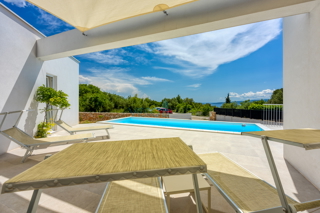 Isola di Krk, città di Krk, ampio circondario, casa moderna indipendente con piscina, vista mare, in vendita