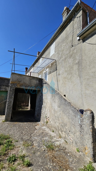 Isola di Krk, città di Krk, ampia zona circostante, casa in pietra ristrutturata a schiera con giardino, vista mare, vendita