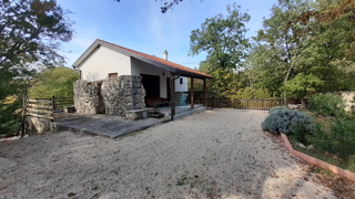 Isola di Krk, Dobrinj, periferia, casa prefabbricata indipendente con giardino