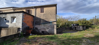 Isola di Krk, città di Krk, dintorni, casa bifamiliare in pietra, stalla, cortile, cantina, garage, vendita