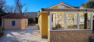 Baia Soline, isola di Krk, tre appartamenti al piano terra, giardino, in vendita