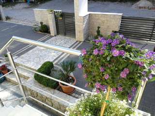 Isola di Krk, Omišalj, Casa indipendente con 4 appartamenti, giardino e vista, a 100 m dalla spiaggia, in vendita
