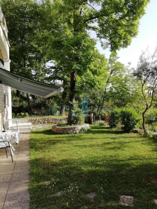 Isola di Krk, Omišalj, Casa indipendente con 4 appartamenti, giardino e vista, a 100 m dalla spiaggia, in vendita