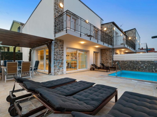 Isola di Krk, Città di Krk, immediata periferia, complesso di tre ville a schiera con piscine in ottima posizione, vista mare, in vendita