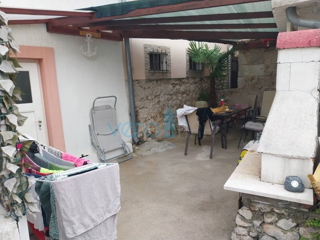 Omišalj, centro, isola di Krk, casa in pietra a schiera, giardino, vendita