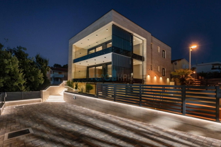 Malinska, isola di Krk, appartamento di lusso con piscina al piano terra, nuova costruzione, giardino, 150 m dal mare, in vendita