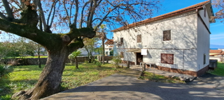 Malinska, casa indipendente in pietra di 160 m2 vicino al mare e al centro città, in vendita