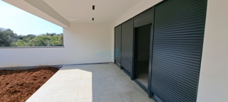 Città di Krk, moderno appartamento bilocale al piano terra con giardino, nuova costruzione, vendita