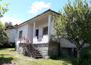 Matulji, Šapjane, Casa indipendente con giardino in posizione tranquilla, da ristrutturare, in vendita
