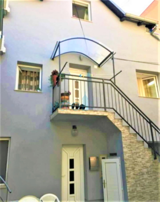Novi Vinodolski - casa con 3 appartamenti a 200 m dal mare, in vendita