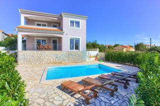 L'isola di Krk, città di Krk, casa indipendente con piscina e vista mare