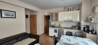 Città di Krk, appartamento bilocale al piano terra, giardino di 103 m2, in vendita