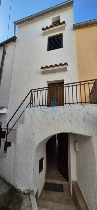 Omišalj, isola di Krk, casa a schiera in pietra, terrazza, vista, vendita