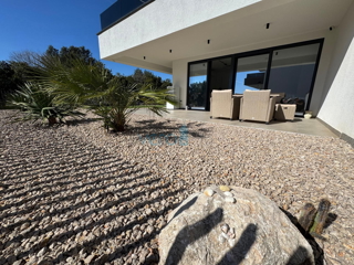 Isola di Krk, Città di Krk, Appartamento bilocale di 65 m2 con terrazza coperta di 20 m2 e giardino di 150 m2, in vendita