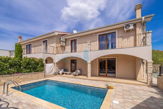 Città di Krk, isola di Krk, area circostante, casa indipendente con due unità, due piscine, vista, vendita