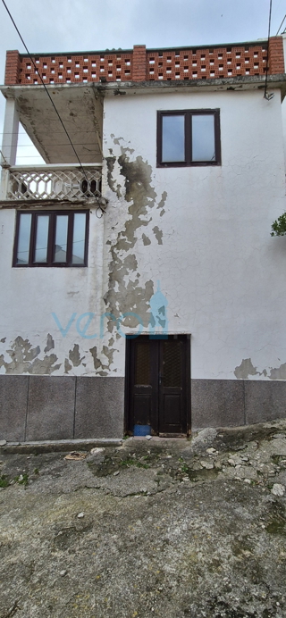 Vrbnik, isola di Krk, casa in pietra a schiera, terrazza, giardino, vista, vendita