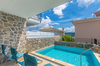 Isola di Krk, Città di Krk, dintorni, bellissima villa ultramoderna con piscina, terrazza e vista mare, in vendita