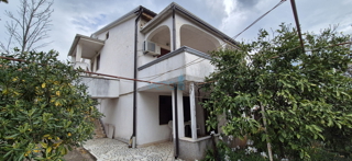 Città di Krk, isola di Krk, casa bifamiliare con 3 appartamenti, vista, giardino, vendita