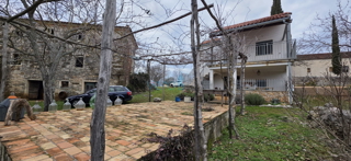 Istra, Oprtalj, proprietà 1307 m2, due case con terreno, vendita
