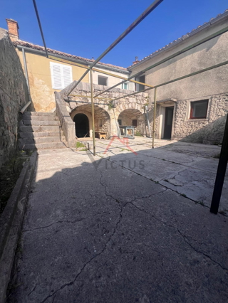 GRIŽANE - Casa in pietra con cortile