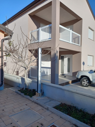 Vir, nuova casa con due appartamenti (188m2), 300 metri dalla spiaggia