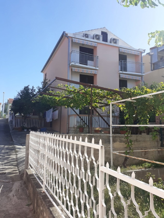 Sveti Filip i Jakov, ottima casa con 7 appartamenti (291 m2) e splendida vista sul mare