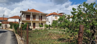 Zara, casa a schiera (208m2) con garage e locale accessorio su ampio terreno, posizione TOP