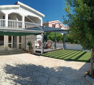 Vir, splendida casa moderna con 4 appartamenti (230m2), ottima posizione